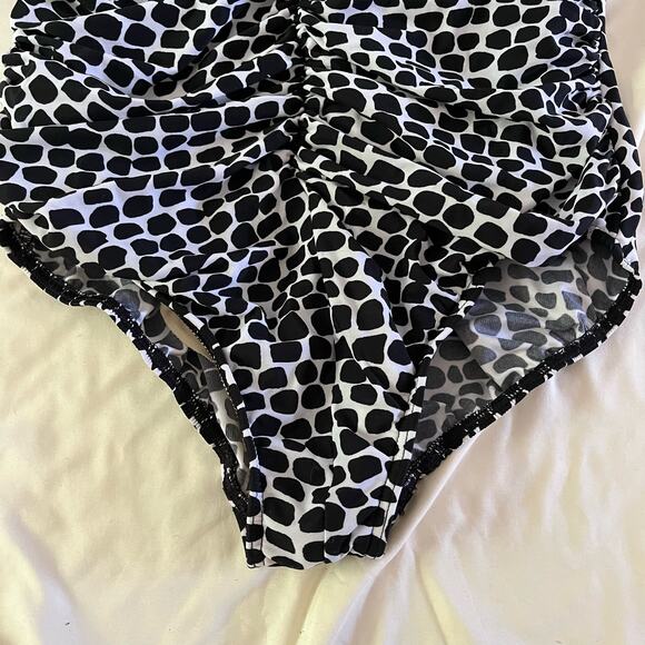 Miraclesuit Plus Size Black & White Dalmatian Dot Ruched One Piece Lined Wmn 16W - Picture 2 of 12